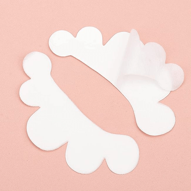 Cloud shape eye pads for comfortable lash extension application 