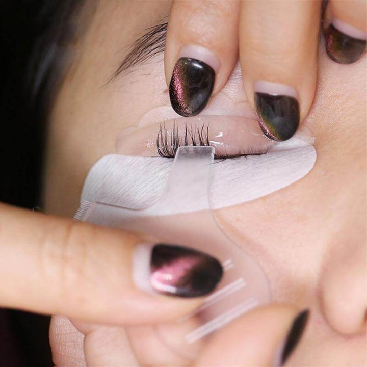 Y-shaped mascara comb used for lash lift treatment 
